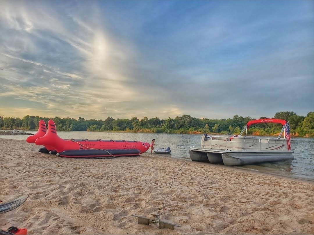 Pontoon boat rides at Magnolia Gardens Park