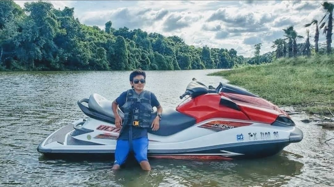 Jet skis on water at Magnolia Gardens Park